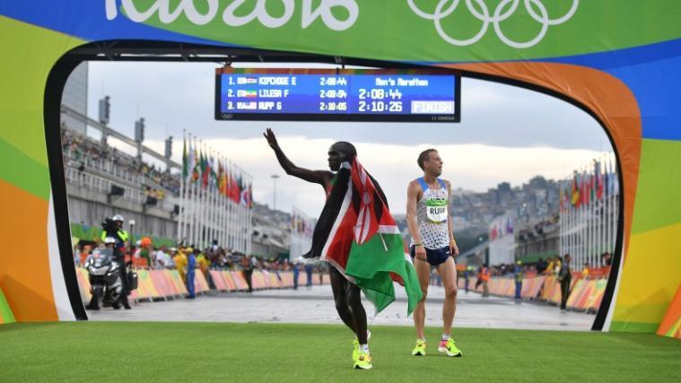 Der Kenianer Eliud Kipchoge (Mitte) kurz nach dem Zieleinlauf im berühmten Sambódromo von Rio; dahinter der US-Amerikaner Galen Rupp, der mit über einer Minute Rückstand Bronze gewann.