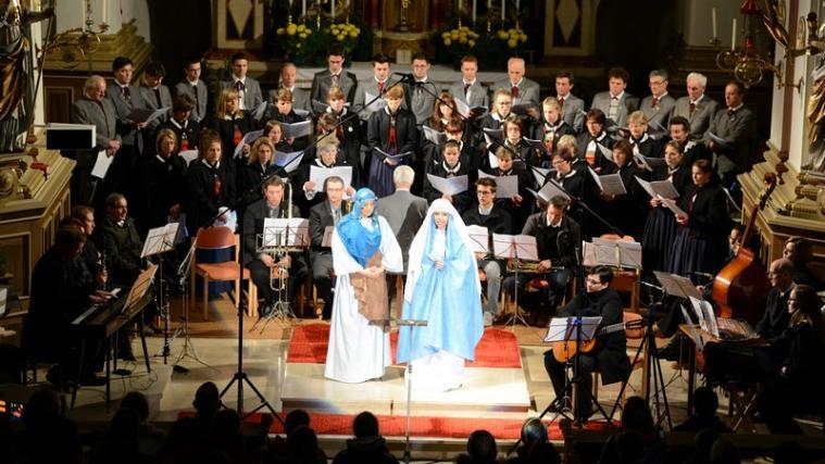 Der Kirchenchor Sexten bringt als Höhepunkt der Feierlichkeiten seines 250-jährigen Bestehens „das etwas andere Adventsingen“ zur Aufführung. - Foto: Christian Tschurtschenthaler