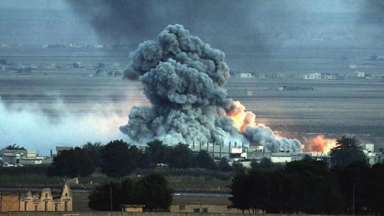 Dieses Bild wurde am Samstag von der Türkischen Grenze aus aufgenommen. Zu sehen ist die Explosion einer IS-Bombe in der umkämpften Stadt Kobane.