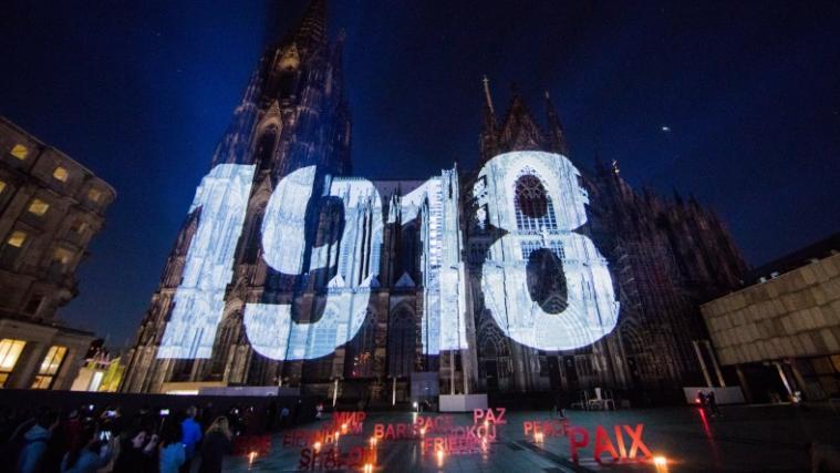 Die aufwändige Projektion von bewegten Bildern auf die Fassade des Kölner Doms soll an das Ende des 1. Weltkriegs erinnern.