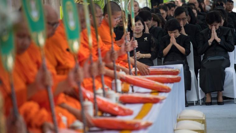 Viele Thailänder begaben sich am Freitag in Tempel, um buddhistischen Mönchen Almosen im Andenken an den hoch angesehenen Langzeit-Monarchen zu geben.