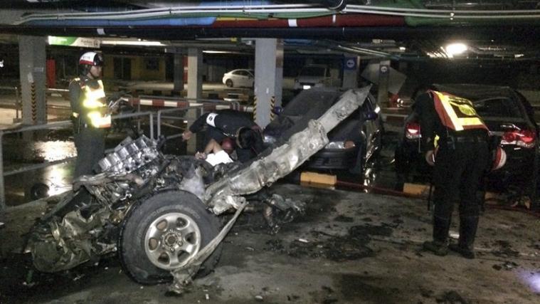Das Wrack des Autos zeigt die Wucht der Explosion. Die Identität des verletzten italienischen Mädchens ist noch nicht bekannt.