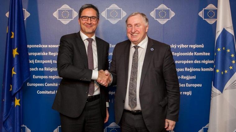 Landeshauptmann Kompatscher mit dem AdR-Präsidenten Lambertz am Mittwoch in Brüssel - Foto: EU-Medienservice/Giedre Daugelaite
