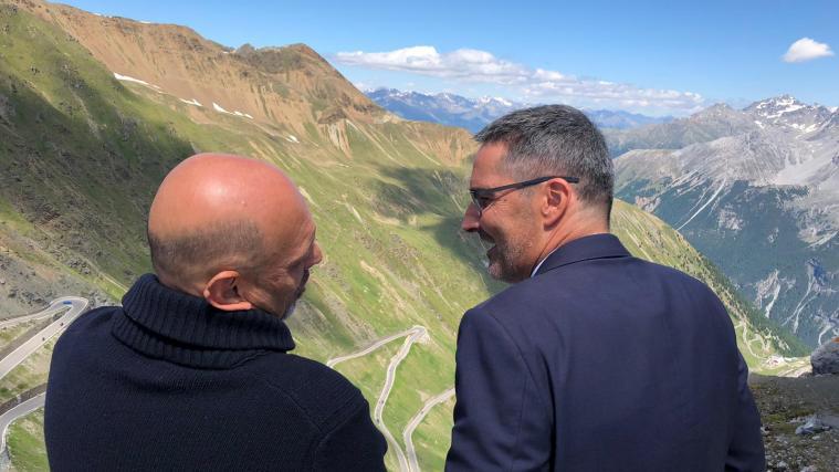 Kompatscher und Sertori mit Blick auf die Stilfser-Joch-Straße