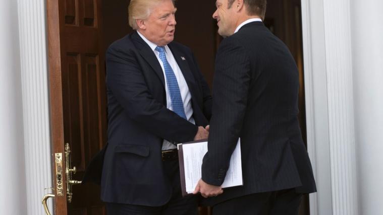 Kobach musste sich reichlich Spott dafür gefallen lassen, dass ausgerechnet ein Kandidat für das Heimatschutzministerium nicht mit vertraulichem Material umgehen könne.