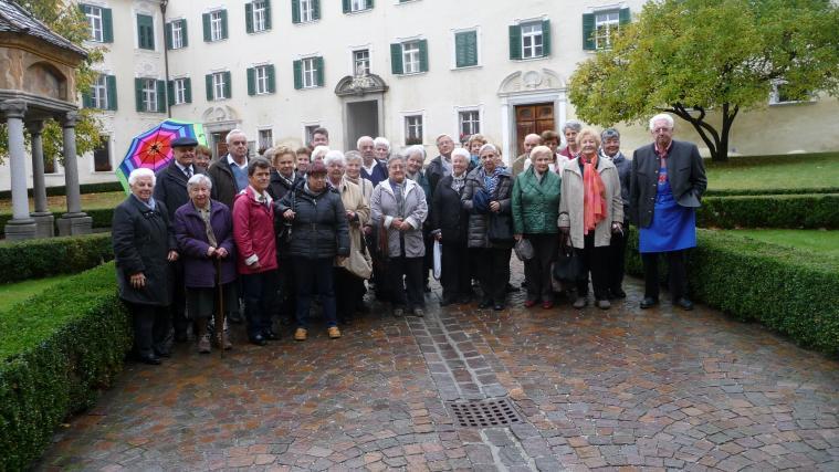 Im Bild die Teilnehmer des Ausflugs im Kloster Neustift. Foto: KVW