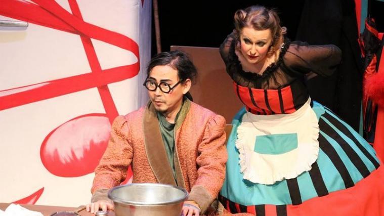 Tomoyuki Saijo und Doris Ebner in der Aufführung der "La Serva Padrona".