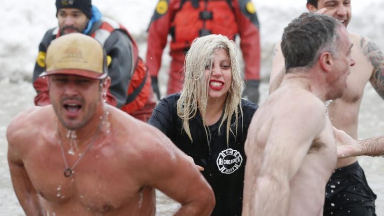 Lady Gaga und ihr Verlobter Taylor Kinney (v.l.) springen in die eisigen Fluten