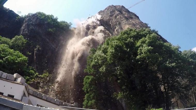 Genau nach Plan: Sprengung an der Wand oberhalb der Laimburg. - Foto: Landesamt für Geologie und Baustoffprüfung