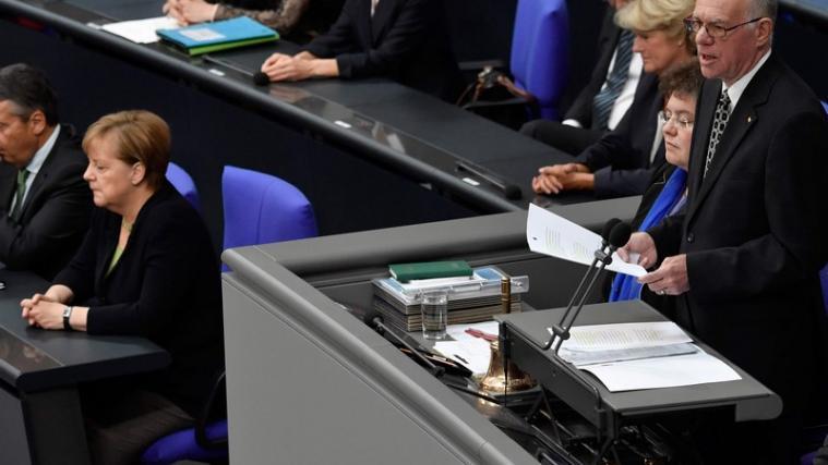 Der Bundestag hat der Verdienste des nach langer Krankheit gestorbenen Altkanzlers Helmut Kohl gedacht.