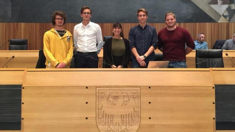 Von links: Tobias Taschler (Vorstandsmitglied), Alex Fischer (Stellv. Vorsitzender), Jasmine Rouimi (Vorsitzende), Max Winkler (Vorstandsmitglied) und Quirin Asam (Vorstandsmitglied) - Foto: LBS