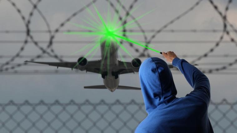 Ein Unbekannter soll in Innsbruck einen Piloten beim Landeanflug mit einem grünen Laser geblendet haben.