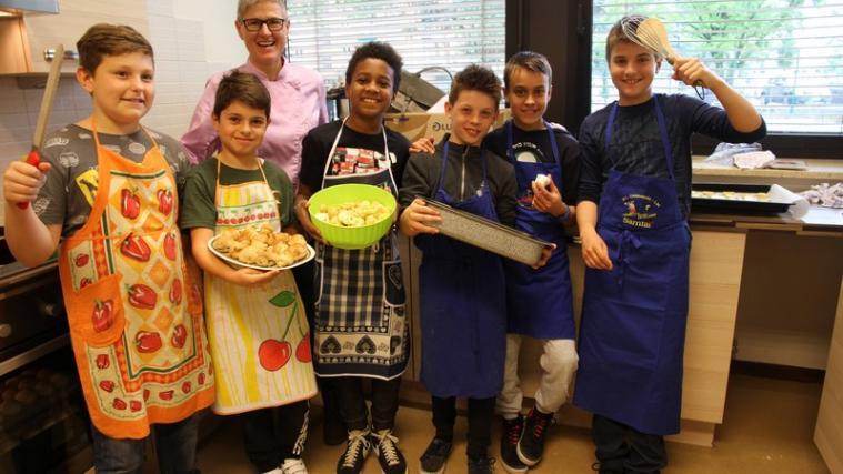 Einige Schüler der 1. MB Mittelschule Albert Schweitzer mit Brotzeitbäuerin Brigitte Zöschg. - Foto: Südtiroler Bäuerinnenorganisation