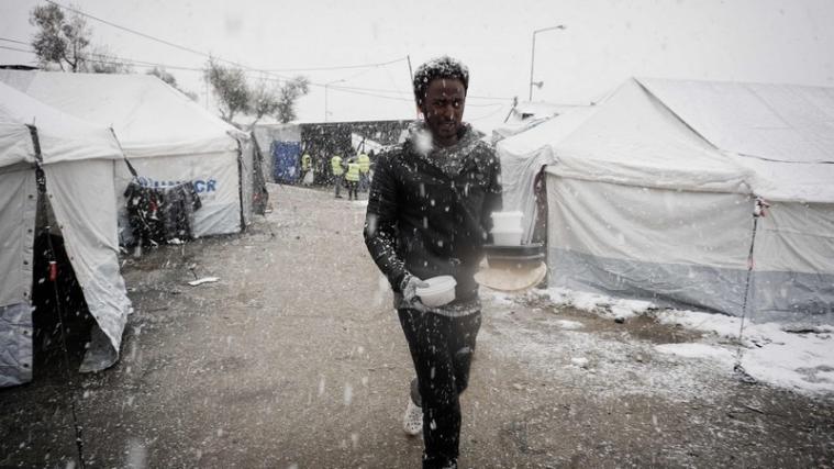Im Flüchtlingslager Moria auf der griechischen Insel Lesbos ist es nach Angaben der Polizei erneut zu Krawallen gekommen.