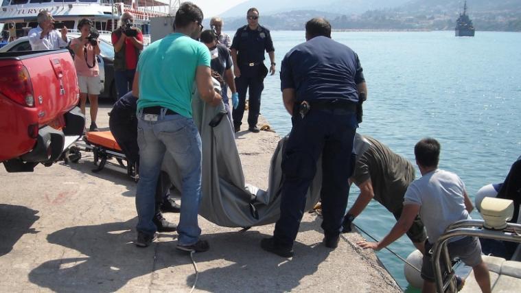 Auf der griechischen Insel Lesbos wird der Leichnam eines ertrunkenen Flüchtlingskindes geborgen.