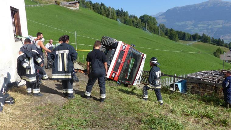 Auf dem steilen Gelände kippte der Transporter um. Foto: ww