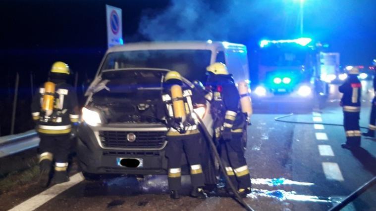 Die Freiwillige Feuerwehr von Terlan konnte das Übergreifen der Flammen verhindern. - Foto: FFW Terlan