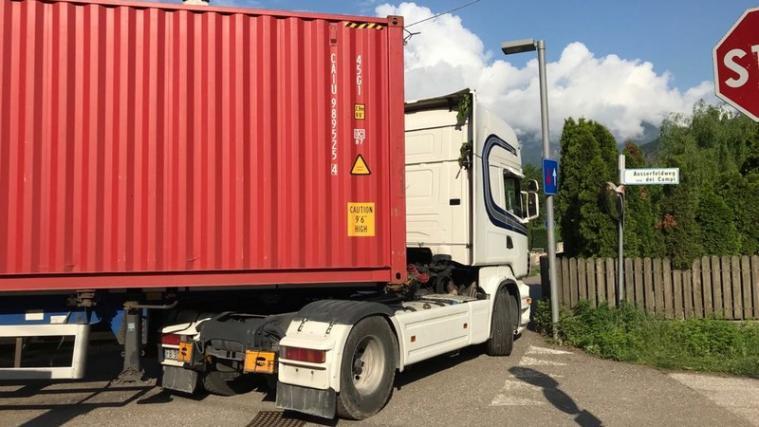 Der Lkw befand sich in einer misslichen Lage. - Foto: FFW Auer