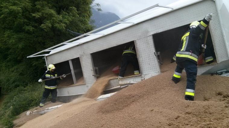 Das Futtermittel wurde aus dem Anhänger geschöpft. Foto: FFW Neumarkt