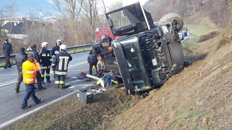 Der Lkw kippte zur Seite und blockierte die Straße. - Foto: Videoaktiv Schnals