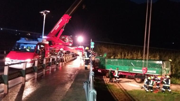 Mit einem großen Kran konnten die Wehren den Lkw so drehen, dass er über einen Feldweg schließlich doch noch die MeBo-Einfahrt erreichte.