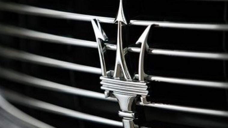 Der hochmotorisierte, goldglänzende Maserati aus dem italienischen Carrara kam bei Berg in Oberfranken auf der nassen Fahrbahn ins Schleudern und prallte gegen eine Leitplanke. (Symbolbild)