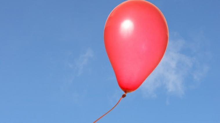 Ein Luftballon mit Weihnachtsglückwünschen ist von Italien nach Österreich rund 600 Kilometer weit geflogen.
