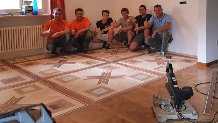 Die Bodenleger nach getaner Arbeit. - Foto: lvh