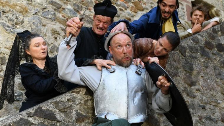 Das Ensemble des „Don Quijote“ bei den SchlossFestSpielen 2019 (von links): Sabine Ladurner, Joseph Holzknecht, Günther Götsch, Marlies Untersteiner, Daniel Clemente und Max G. Fischnaller. - Foto: Andreas Marini