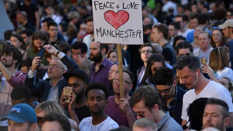 Mehrere Tausend Menschen sind am Dienstagabend auf dem Albert Square im Zentrum von Manchester zu einer Gedenkfeier für die Opfer des Terroranschlags zusammengekommen.