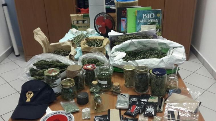 Rund 1 Kilo Marihuana konnten die Beamten beschlagnahmen. - Foto: Staatspolizei Bozen