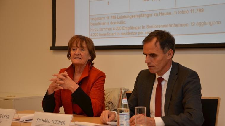 Blickten gemeinsam auf 10 Jahre Pflegesicherung zurück: die Landesräte Martha Stocker und Richard Theiner.