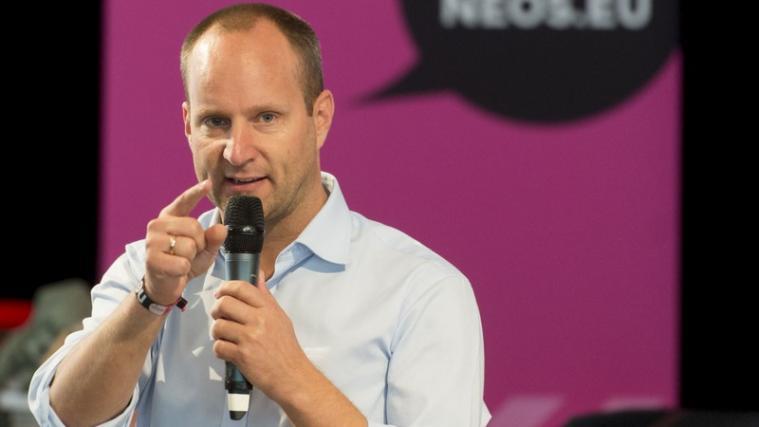 Matthias Strolz äußert sich kritisch über Kanzler Kurz und sieht in ihm die Demokratie gefährdet.