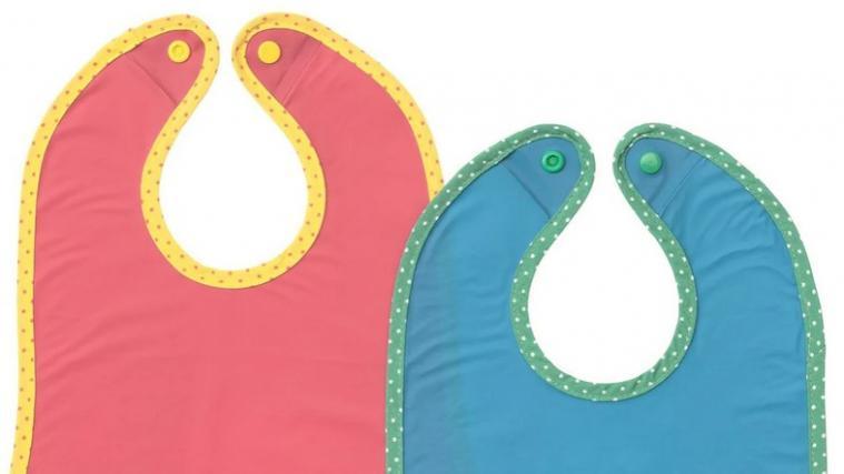 Ikea hat für die Lätzchen Matvrå in rot und blau eine Rückrufaktion gestartet. - Foto: Ikea