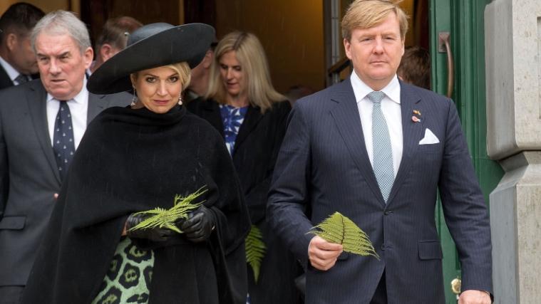 Die niederländische Königin Máxima und König Willem-Alexander haben Farnblätter - das Wahrzeichen Neuseelands - am Grabmal des Unbekannten Soldaten in Wellington niedergelegt.