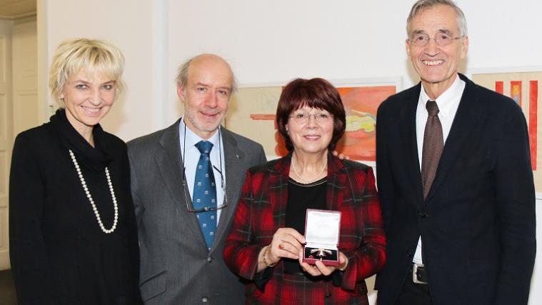 Brigitte Mazohl mit Rektor Tilmann Märk (re.) und den LaudatorInnen Georg Brasseur (2.v.li.) und Julia Hörmann-Thurn und Taxis (li.). Foto: Uni Innsbruck