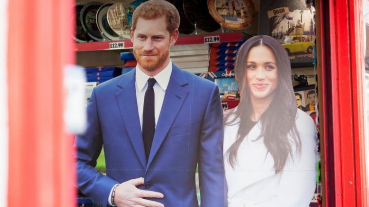 Anlässlich der Hochzeit verkaufen die Briten viele Fan-Artikel. Im Bild: Meghan und Harry aus Pappe.