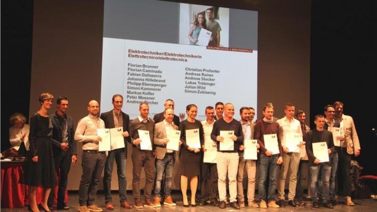 46 Meistern ihres Berufes hat Landeshauptmann Arno Kompatscher am Freitagabend im Theatersaal des Rainerums in Bozen ihre Diplome überreicht. Im Bild die Elektrotechniker.