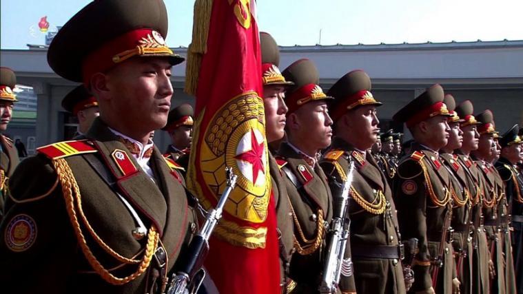 Nordkoreas Staatsfernsehen hat mit Verspätung Bilder der am Donnerstag abgehaltenen Militärparade in Pjöngjang gezeigt.