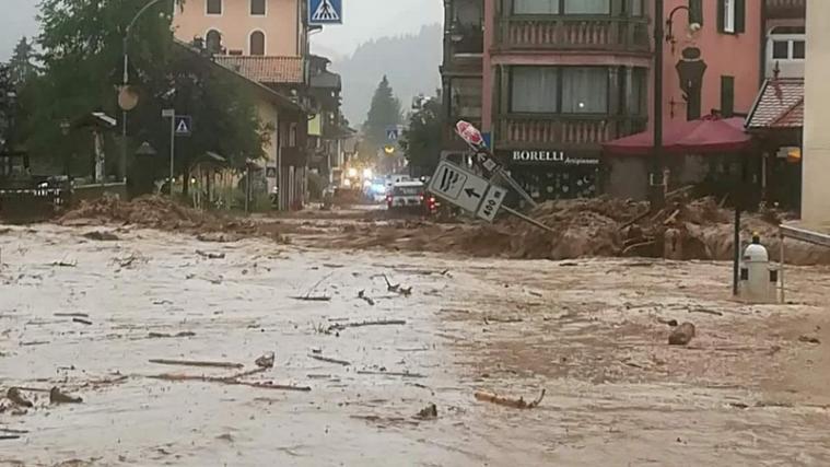 Land unter in Moena im Fassatal. - Foto: Facebook