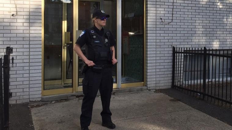 Die Polizei von Montreal vor dem Haus, in dem der Angreifer gewohnt hat.