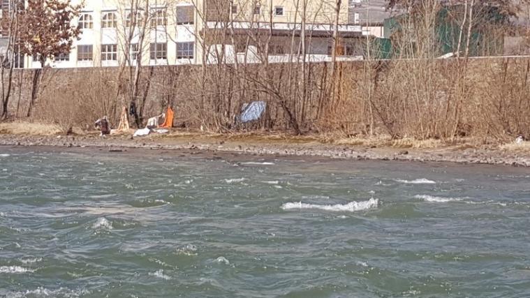 Illegal errichtete Schlafstätten entlang des Eisacks in Bozen. - Foto: Fischereiverband
