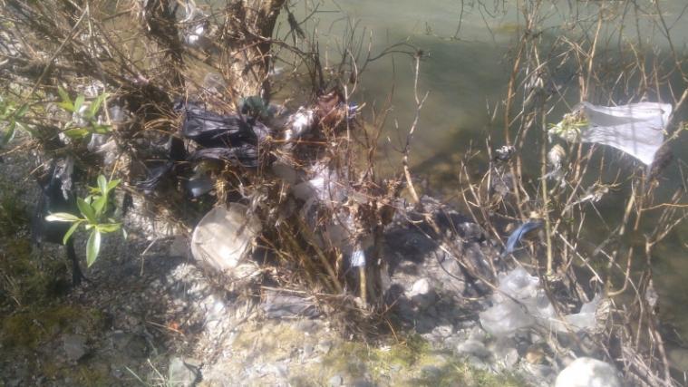 Südtirols Angler haben die Flussufer wieder vom Müll befreit. Im Bild das Eisackufer bei Brixen. (Foto: Landesfischereiverband Südtirol)