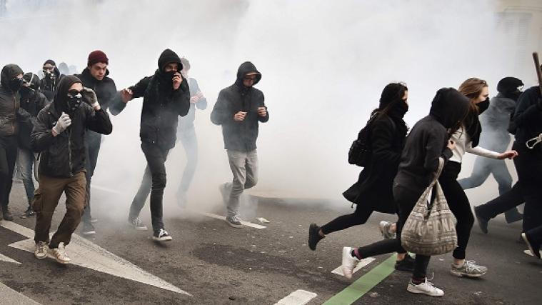 Die Polizei setzte Tränengas gegen die gewaltbereiten Demonstranten ein.