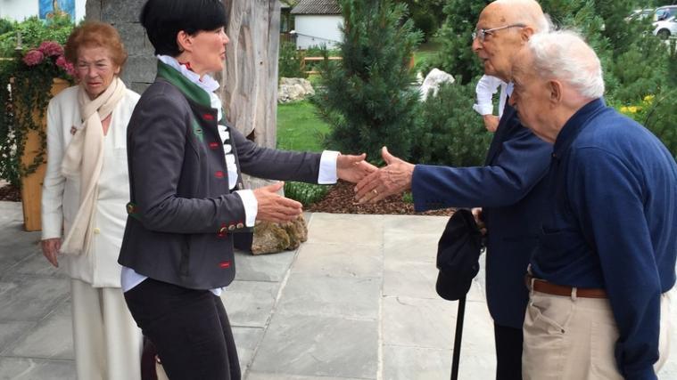 Hotelchefin Evi Obermair heißt Giorgio Napolitano und seine Gemahlin Clio (links) nach ihrer Ankunft am Freitagnachmittag in Bad Moos willkommen. Ganz rechts Senator Emanuele Macaluso.