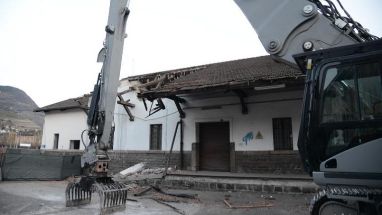 Plötzlich ging alles ganz schnell: Die Negrelli-Halle in Bozen wird abgerissen, am Samstag rückten die Bagger an. - Foto: DLife