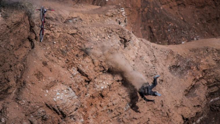 Der Extrem-Mountainbiker Nicholi Rogatkin (rechts) stieg nach diesem Horrorsturz wieder auf sein Bike und fuhr den Lauf zu Ende. (Foto: Screenshot YouTube Video)