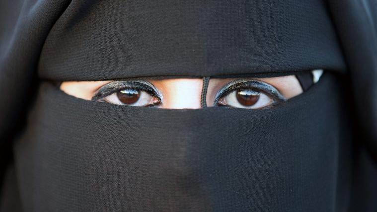 Der Niqab lässt nur einen schmalen Sehschlitz frei.