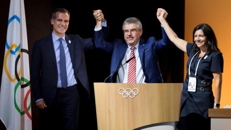 Der Bürgermeister von L.A. Eric Garcetti, der IOC-Präsident Thomas Bach und die Bürgermeisterin von Paris Anne Hidalgo bei der IOC-Sitzung am 11. Juli in Lausanne.