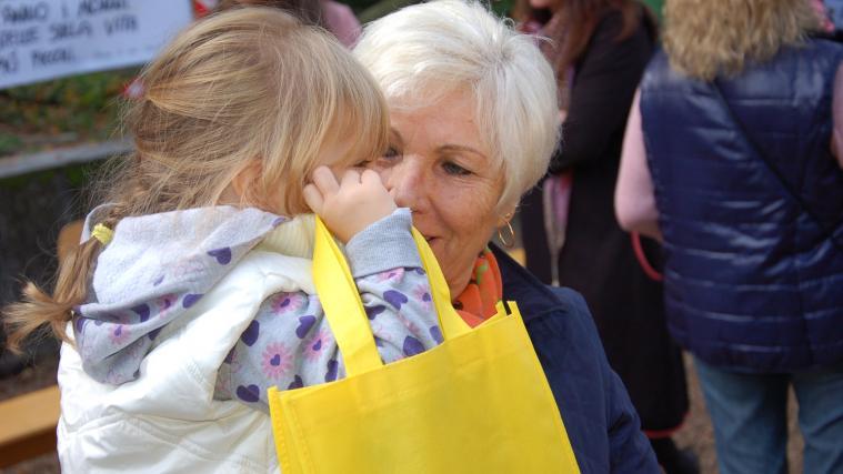 Ein vertrautes Verhältnis zur Oma ist viel Wert für die Kinder. - Foto: Haslacher Kindergarten Casa del bosco